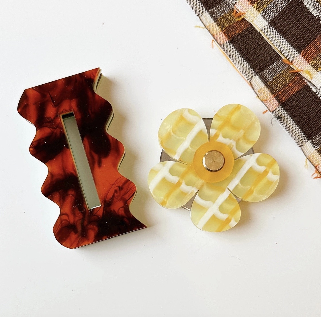 Feral Notions Retro Flower Thread Cutter - Image 3